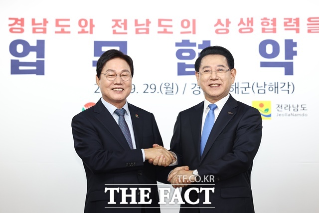 박완수(왼쪽)경남도지사와 김영록 전남도지사가 29일 남해군 남해각에서 국가균형발전과 남해안권 공동 발전을 위해 손을 맞잡았다. /경남도