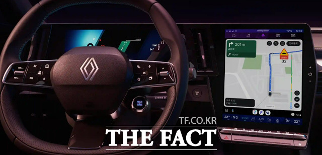 높은 만족도를 안긴 ㄱ자 형태의 르노 세닉 디스플레이 구성. /르노