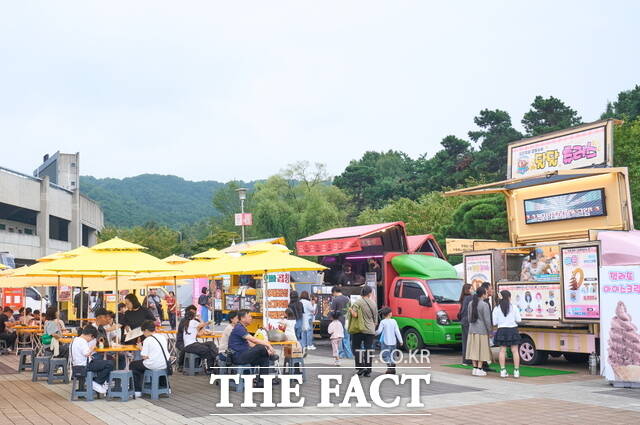 천안흥타령춤축제 2025 먹거리존에는 순대·호두과자·불초밥·피자·곱창볶음 등 천안을 대표하는 간편식이 제공됐다. /천안시