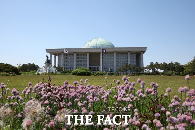 죽음을 대하는 방식은 한 나라의 품격을 보여준다는 점에서 정치권의 실질적 제도 개선과 책임있는 대안 마련이 필요하다는 지적이 나온다. 사진은 국회 전경. /국회 제공