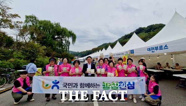 농협대전본부는 고향주부모임대전시지회와 함께 27일 대전효문화뿌리축제 현장에서 쌀 소비촉진 운동 캠페인을 벌였다. /농협중앙회 대전본부