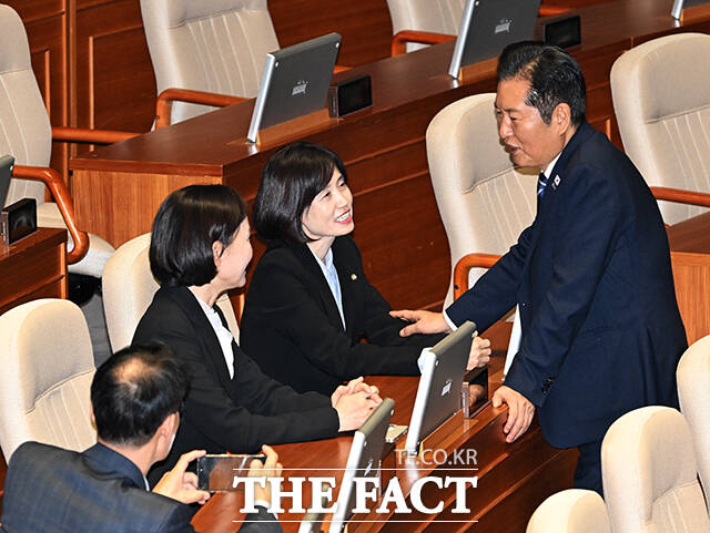 박은정 조국혁신당 의원과 대화하는 정청래 더불어민주당 대표.