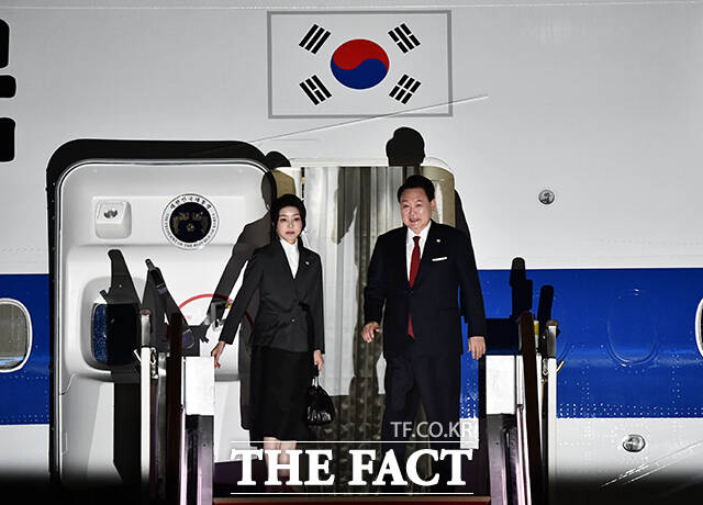 김건희 여사 연루 의혹을 수사하는 민중기 특별검사팀이 나토(NATO·북대서양조약기구) 순방 당시 불거진 의혹 전반을 들여다본다. 나토(북대서양조약기구·NATO) 정상회의 참석하기 위해 미국 순방길에 오르는 윤석열 대통령(오른쪽)과 김건희 여사가 8일 오후 경기 성남시 서울공항에 도착해 공군1호기에 탑승하고 있다. /서울공항=박헌우 기자