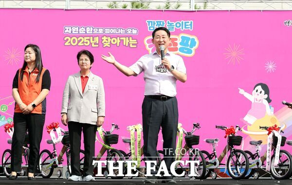 대전 서구는 27일 지역 아동과 가족 3800여 명이 참여한 가운데 관저체육공원 운동장에서 ‘제3회 찾아가는 깜짝 놀이터 키즈팡’ 행사를 열었다. 서철모 청장이 인사말을 하고 있다. /대전 서구