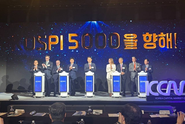 29일 서울 중구 웨스틴 조선 호텔에서 열린 한국 자본시장 컨퍼런스 2025에서 국내외 자본시장 주요 관계자들이 코스피 5000시대를 염원하며 축포를 쏘고 있다. /이라진 기자