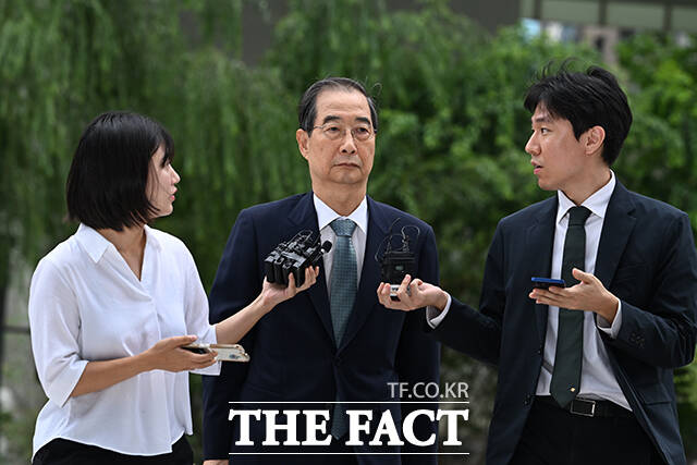 한덕수 전 국무총리가 9일 오후 서울 종로구 KT광화문빌딩 웨스트에 마련된 김건희특검 사무실에 참고인 신분으로 출석하고 있다. /서예원 기자