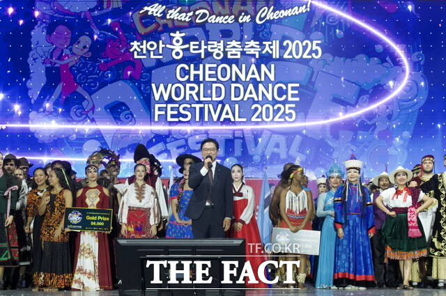 김석필 천안시장 권한대행 부시장이 28일 천안종합운동장 주무대에서 열린 폐막식에서 폐막선언을 하고 있다. /천안시