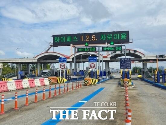 경기도가 추석 연휴 기간 동안 통행료 면제를 시행하는 일산대교 톨게이트의 모습./경기도