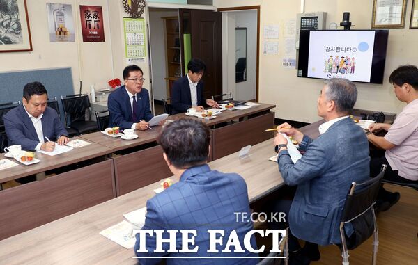 조원휘 대전시의회 의장이 29일 사회복지시설과 골목형상점가를 방문해 시설 관계자와 입소 어르신들을 격려하며 나눔과 상생의 의미를 더했다. 사진은 사회복지시설 심경장원 방문 모습. /대전시의회