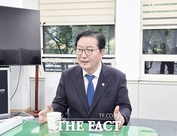 장종태 더불어민주당 의원(대전 서갑)이 29일 대전시의회 기자실을 찾아 내년에 치러지는 지방선거에 나서 대전시민들을 위해 마지막으로 봉사를 하고 싶다면서 대전시장 후보 출마 의지를 밝히고 있다. /선치영 기자