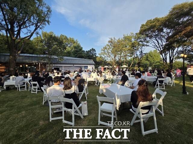 서울시는 남산공원 내 정원결혼식장 남산 한남 웨딩가든을 새롭게 조성하고, 9월 27일부터 본격적인 예식을 시작했다./서울시
