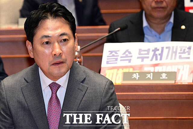 장동혁 국민의힘 대표가 29일 국가정보자원관리원 화재로 국가 전산망 일부가 마비된 데 대해 절대 일어나서는 안 되는 허술한 관리 행태가 국민 생활과 사이버 보안 위기를 초래했다고 비판했다. 사진은 장 대표가 지난 25일 오후 서울 여의도 국회에서 열린 의원총회에 참석해 있는 모습. /남윤호 기자