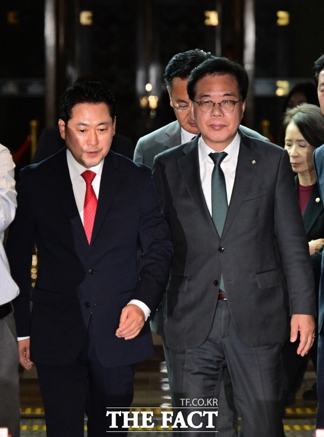 장동혁 국민의힘 대표와 송언석 원내대표가 29일 오후 서울 여의도 국회에서 열린 정책 의원총회에 참석하고 있다./남윤호 기자