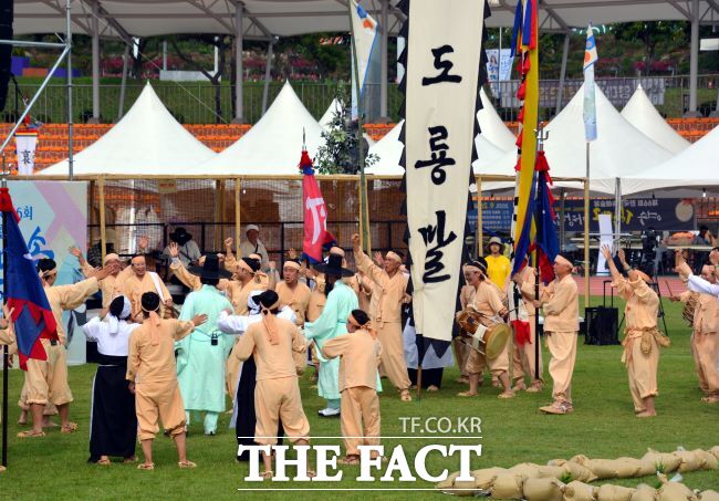 의왕두레농악이 한국민속예술제에서 시연하고 있다./의왕시