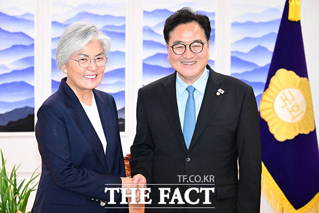 우원식 국회의장(오른쪽)이 29일 오후 서울 여의도 국회 집무실에서 강경화 주미대사 내정자를 만나 기념촬영을 하고 있다. /국회=남윤호 기자