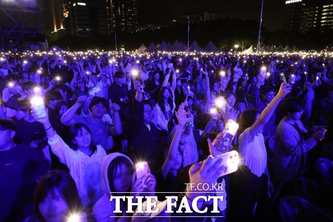 2025 안양춤축제 폐막공연에서 관중들이 스마트폰 불빛으로 호응하고 있다./안양시