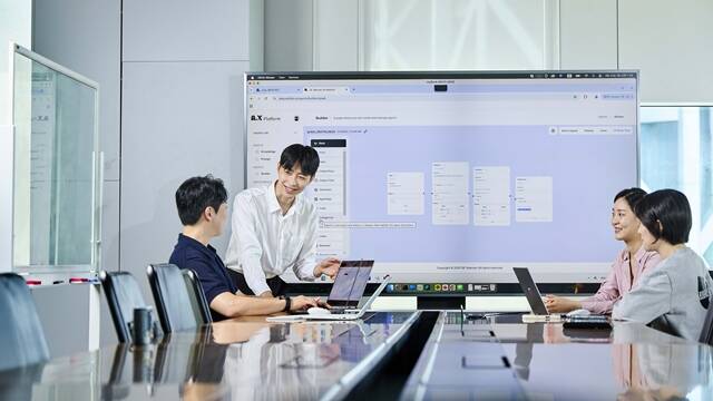 SK텔레콤 구성원들이 에이닷 비즈를 활용해 업무를 진행하고 있다. /SK텔레콤