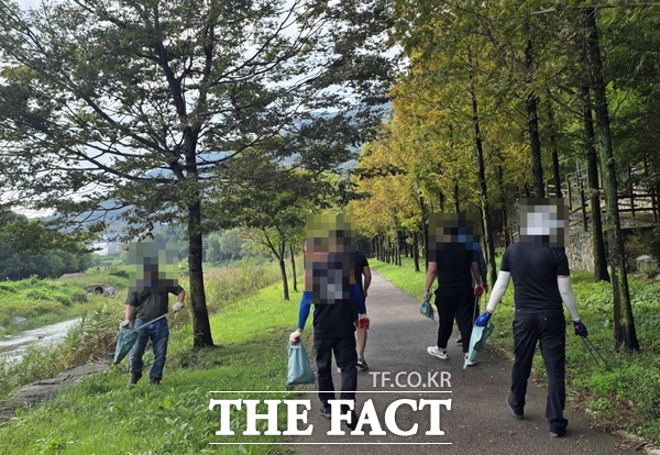 대전보호관찰소가 29일 중구 대전천 일원에서 사회봉사명령 대상자들을 투입해 환경 정화 활동을 실시하고 있다. /대전보호관찰소