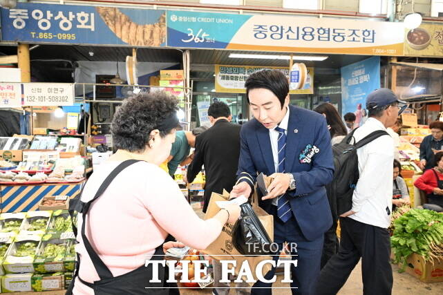 임채성 세종시의장이 29일 세종전통시장과 대평시장에서 추석맞이 전통시장 장보기를 하고 있다. /세종시의회