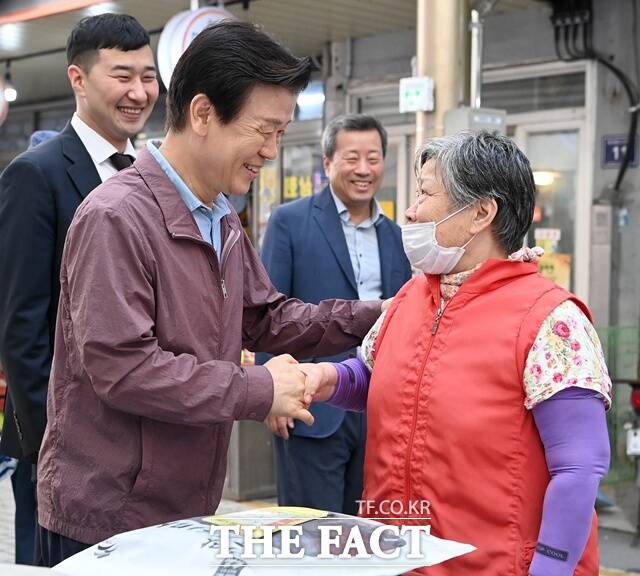 조규일 진주시장이 중앙상권 상인을 만나 담소를 나누고 있다. /진주시