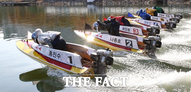 미사경정장에서 16기 홍진수와 나종호 선수가 계류장을 출발하고 있다./국민체육진흥공단