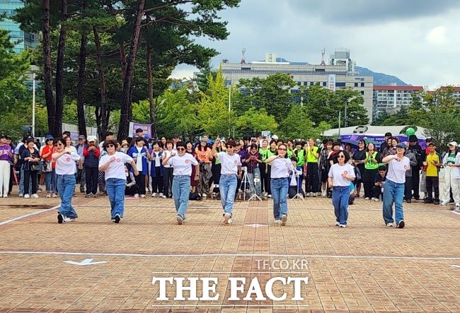 안양춤축제에서 대한셔플댄스협회가 시민프린지공연을 펼치고 있다./안양시