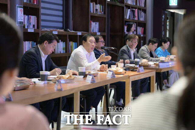 최민호 시장(왼쪽 2번째)이 29일 조치원 1927아트센터에서 소상공인 지원대책 현장간담회를 통해 대화를 하고 있다. /세종시
