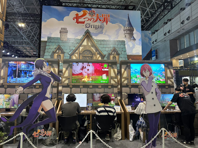 게임 유저들이 도교게임쇼에 마련된 넷마블 부스에서 일곱 개의 대죄: Origin을 경험하고 있다. /넷마블