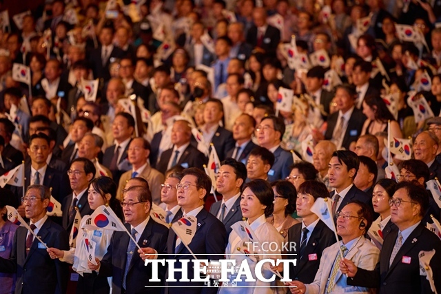 이재명 대통령은 1일 건군 77주년 국군의날을 맞아 계룡대에서 국민과 함께하는 선진 강군이라는 주제로 기념행사를 주재한다 이 대통령과 영부인 김혜경 여사가 8월 15일 오후 오전 서울 종로구 세종문화회관에서 열린 80주년 광복절 경축식에서 광복절 노래를 제창하고 있다. /대통령실