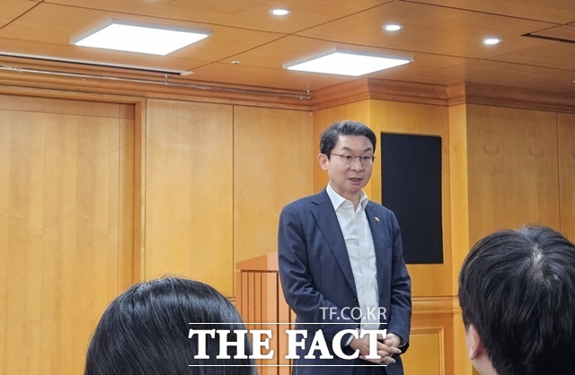 이억원 위원장은 29일 오후 서울 중구 은행연합회에서 열린 은행장 간담회 직후 기자들과 만나 자본 규제 합리화를 통해 은행권의 여력을 확보하고, 이를 생산적 금융으로 자연스럽게 흘러가도록 유도하겠다고 말했다. /중구=이선영 기자