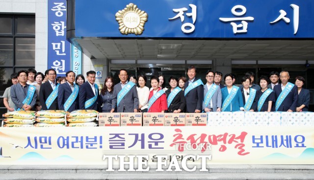 정읍시의회는 29일 추석 명절을 맞아 전통시장 소비 촉진 및 지역 상권 활성화를 위해 장보기 캠페인을 가졌다. /정읍시의회