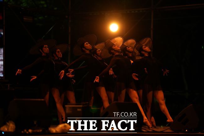 2025 안양춤축제 개막식에서 공연하는 윤별발레컴퍼니./안양시