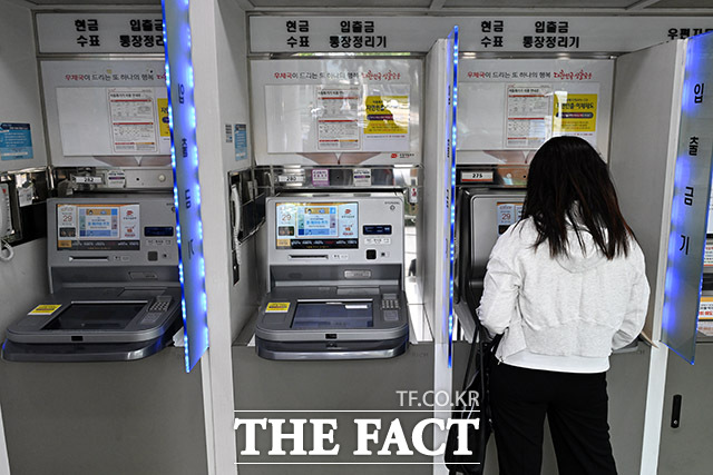 [더팩트ㅣ남용희 기자] 국가정보자원관리원 대전 본원 전산실 화재로 전산망 마비 사태가 이어지고 있는 29일 오전 서울 종로구 광화문우체국을 찾은 시민들이 금융업무를 보고 있다.