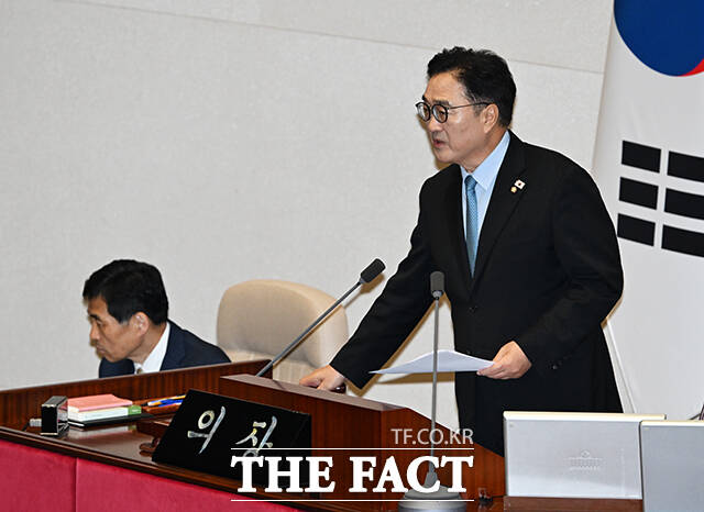 필리버스터 종결동의의 건 가결을 선언하는 우원식 국회의장.