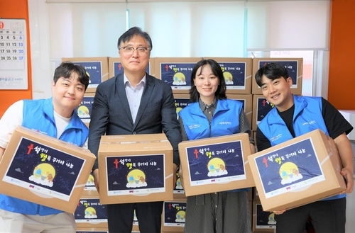 우리카드 임직원들과 남성현 창신2동 동장(왼쪽 두번째)이 추석 행복 꾸러미 나눔 전달식 기념촬영을 하고 있다. /우리카드