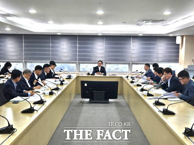 김석필 천안시장 권한대행이 29일 시청 중회의실에서 정부 전산장애 대응 긴급회의를 주재하고 있다. /천안시