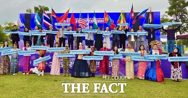 28일 구미 낙동강체육공원에서 구미가톨릭근로자문화센터 주관으로 제20회 외국인 주민 문화축제가 열려 15개국 출신 외국인 주민과 시민 등 1000여 명이 화합하는 자리가 마련됐다. 사진은 외국인 주민 단체사진. /구미시