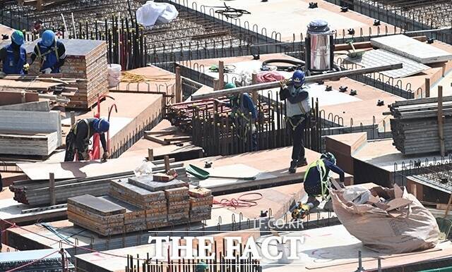 전문가들은 정부가 지난 7일 발표한 주택공급 확대방안에 대해 긍정 평가하면서도, 민간 참여 없이는 효과가 제한될 것이라고 전망했다. /박헌우 기자