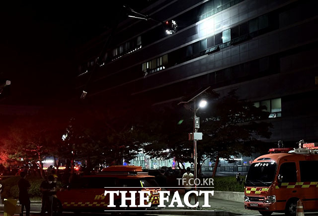 26일 밤 대전 국가정보자원관리원 내 무정전·전원 장치(UPS)실에서 화재가 발생해 70개 정부 서비스가 마비된 가운데 소방당국이 화재를 진압하고 있다. /대전=박헌우 기자