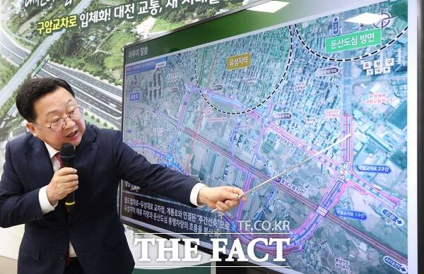 이장우 대전시장이 29일 시정 브리핑을 열고 서북부 지역 상습정체구간 구조개선안에 대해 설명하고 있다. /대전시