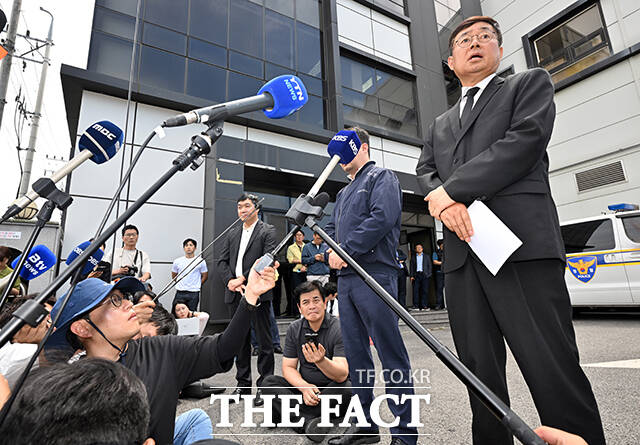 지난해 6월 경기 화성시 서신면 리튬전지 공장인 아리셀에서 박순관 에스코넥 대표가 23명 사망자를 낸 사고가 발생한 것에 대해 공식 사과문을 발표하고 취재진 질의를 받는 모습. /임영무 기자