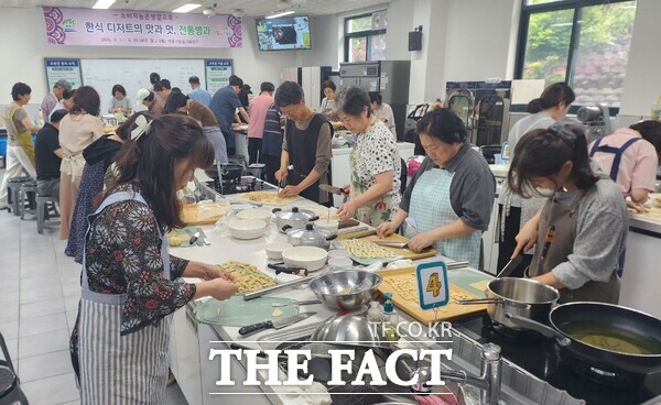계룡시가 시민들을 대상으로 전통 병과 교육을 진행하고 있는 모습. /계룡시