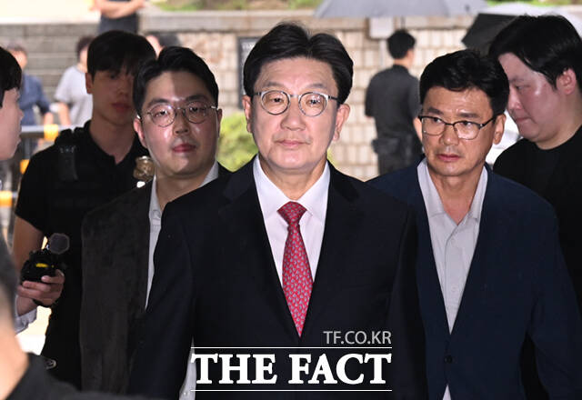 통일교 측으로부터 1억 원의 불법 정치자금을 수수한 혐의로 구속된 권성동 국민의힘 의원도 이날 오후 1시45분께 법무부 호송차를 타고 특검팀 사무실에 출석했다. /이새롬 기자