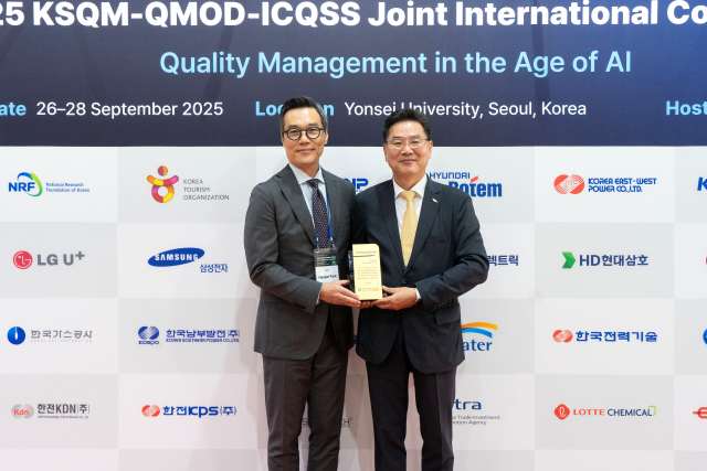 지난 27일 조규출 현대로템 품질본부장(오른쪽)이 2025 지속가능경영품질대상을 수상한 후 박희준 한국품질경영학회장과 기념 촬영을 하고 있다. /현대로템