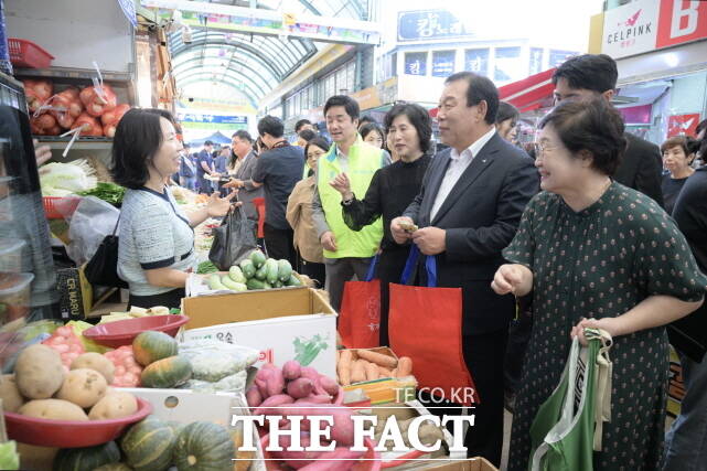 최민호 세종시장이 29일 세종전통시장에서 공공기관 임직원과 함께 추석맞이 장보기를 하고 있다. /세종시