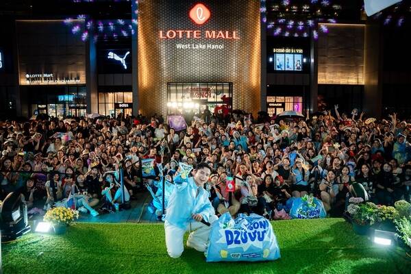 하노이 최대 핫플레이스로 부상한 롯데몰 웨스트레이크의 야외 광장 행사에 모여든 고객들의 모습. /롯데쇼핑