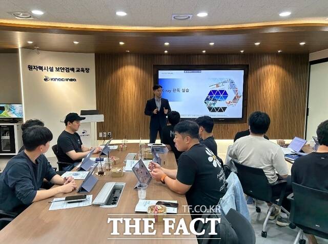 인천국제공항공사 소속 강사가 한국원자력통제기술원 관계자들을 대상으로 X-ray 판독 등 보안검색 강의를 진행하고 있다. /인천공항공사