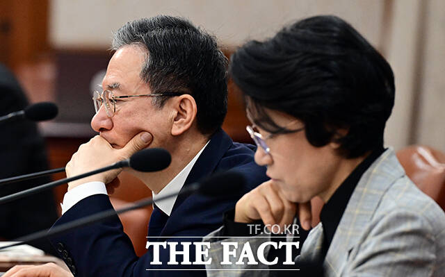 정성호 법무부 장관이 23일 오전 서울 종로구 정부서울청사에서 열린 국무회의에 참석해 회의 자료를 살펴보고 있다. /임영무 기자