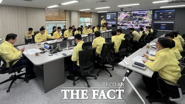 최대호 안양시장(왼쪽)이 29일 국정자원 화재에 따른 긴급현안사항 보고회를 주재하고 있다./안양시