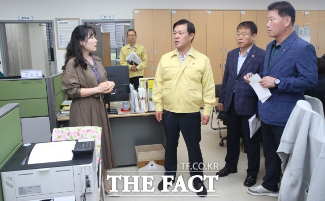 정읍시가 국가 전산 시스템 일시 중단 상황 속에서 주민 불편을 최소화하기 위해 신속한 현장 점검과 대응에 나섰다. /정읍시
